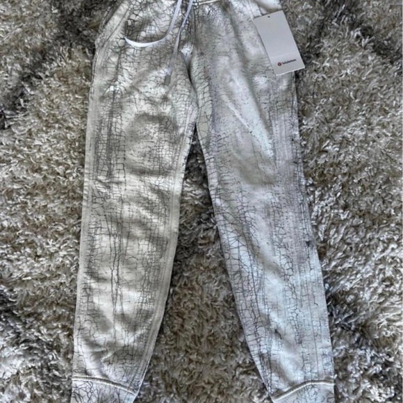 lululemon athletica Pants - NWT Lululemon Warm Down Jogger *7/8 Length Thread Dye White Black. Size 0.